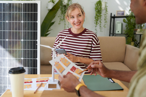Vrouw bij zonnepanelen