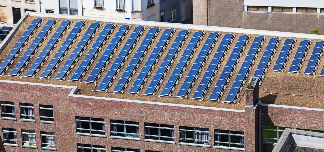 Zonnepanelen op dak gebouw